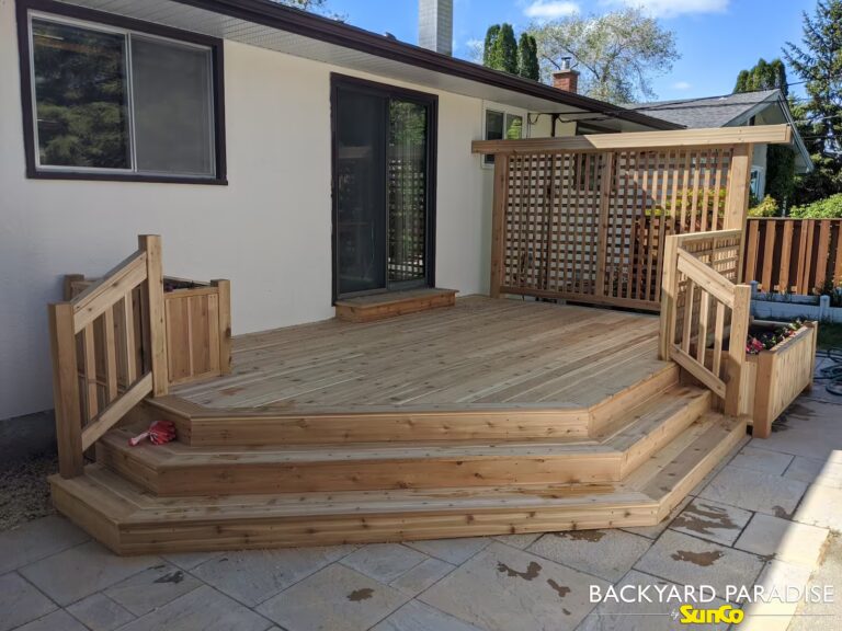 Cedar deck with privacy wall in Crestview, Winnipeg